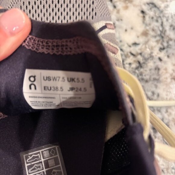 Women's ON Sneakers - Cloudsurfer Trail - Lilac / Grey / Black - Size 7.5 - Picture 9 of 9